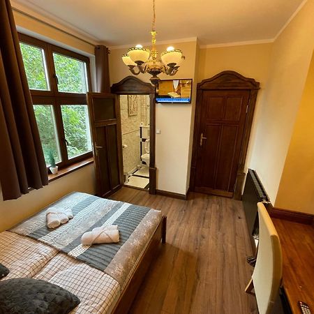 Dworek Oliwski Bed & Breakfast กดัญสก์ ภายนอก รูปภาพ