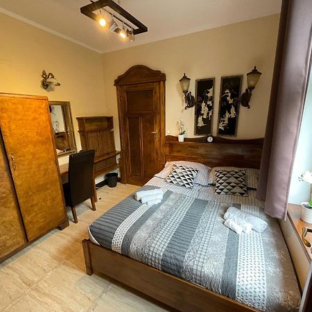 Dworek Oliwski Bed & Breakfast กดัญสก์ ภายนอก รูปภาพ