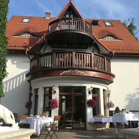 Dworek Oliwski Bed & Breakfast กดัญสก์ ภายนอก รูปภาพ