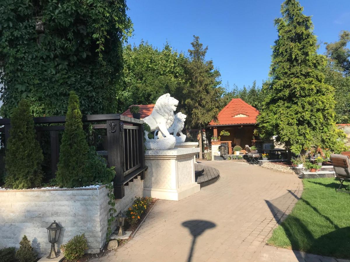 Dworek Oliwski Bed & Breakfast กดัญสก์ ภายนอก รูปภาพ