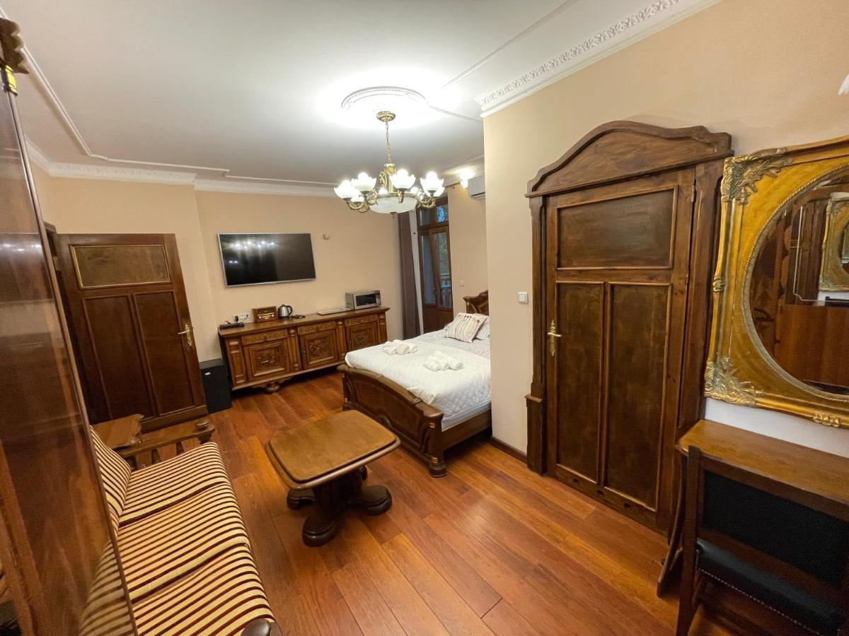 Dworek Oliwski Bed & Breakfast กดัญสก์ ภายนอก รูปภาพ