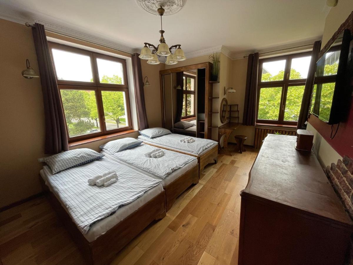 Dworek Oliwski Bed & Breakfast กดัญสก์ ภายนอก รูปภาพ