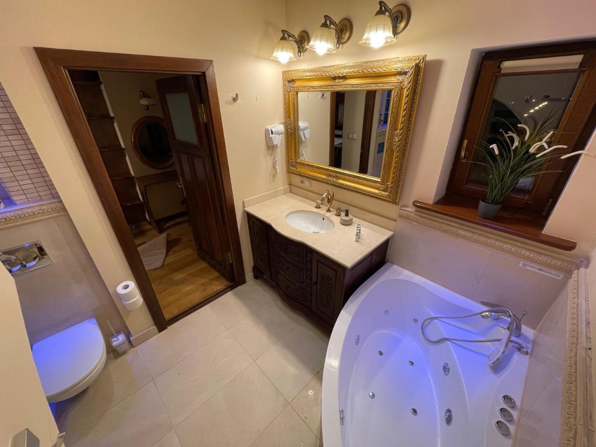 Dworek Oliwski Bed & Breakfast กดัญสก์ ภายนอก รูปภาพ