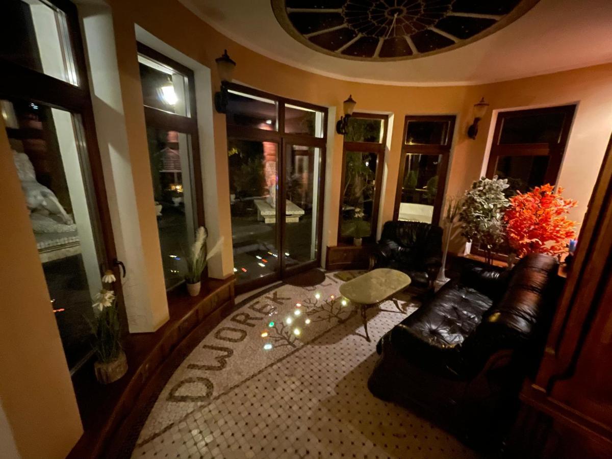 Dworek Oliwski Bed & Breakfast กดัญสก์ ภายนอก รูปภาพ