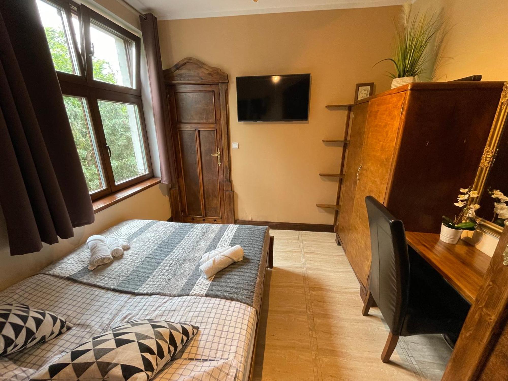 Dworek Oliwski Bed & Breakfast กดัญสก์ ภายนอก รูปภาพ