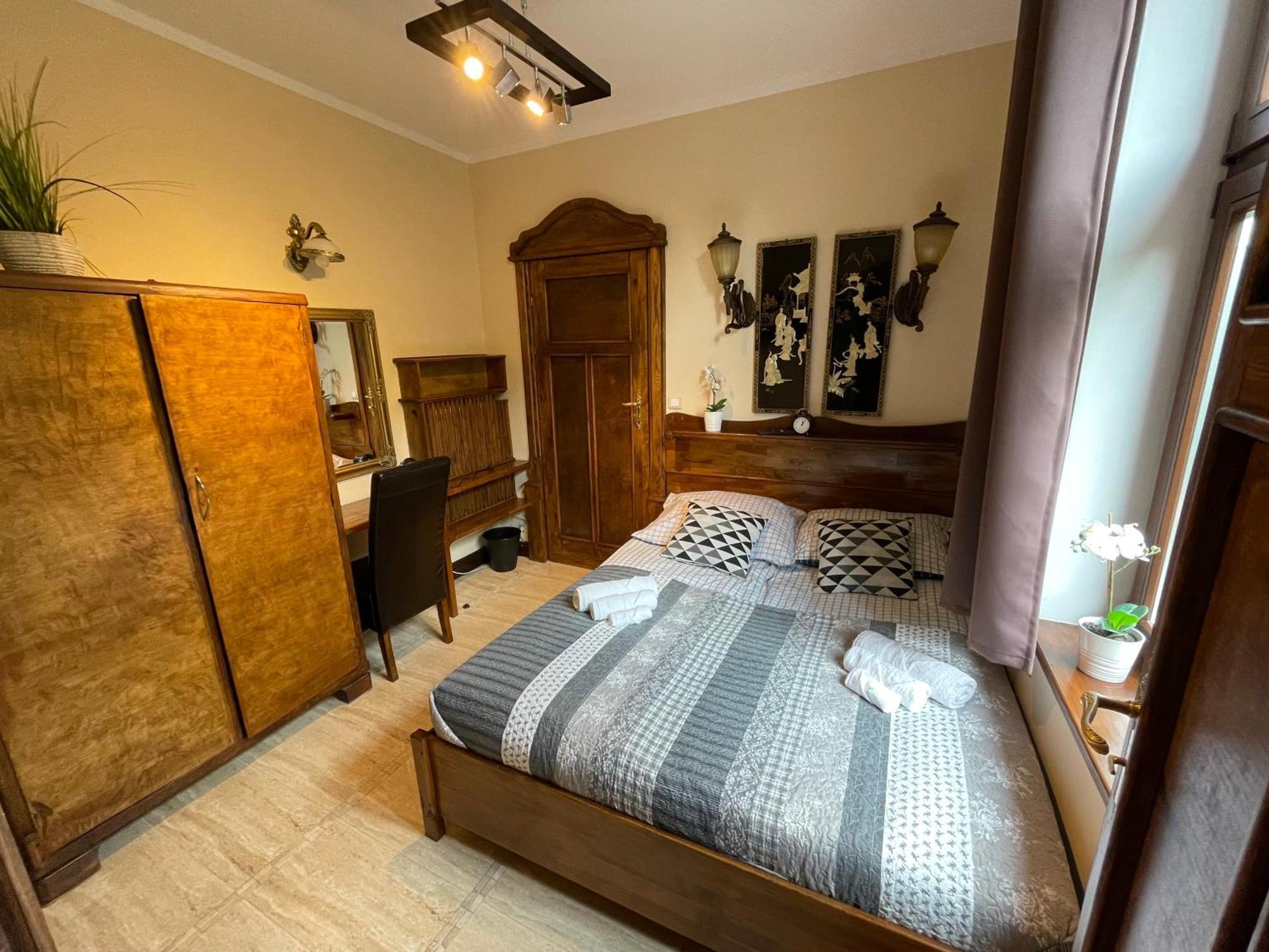 Dworek Oliwski Bed & Breakfast กดัญสก์ ภายนอก รูปภาพ