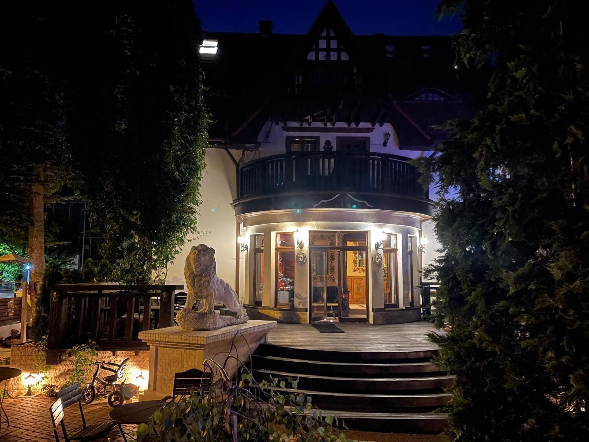 Dworek Oliwski Bed & Breakfast กดัญสก์ ภายนอก รูปภาพ
