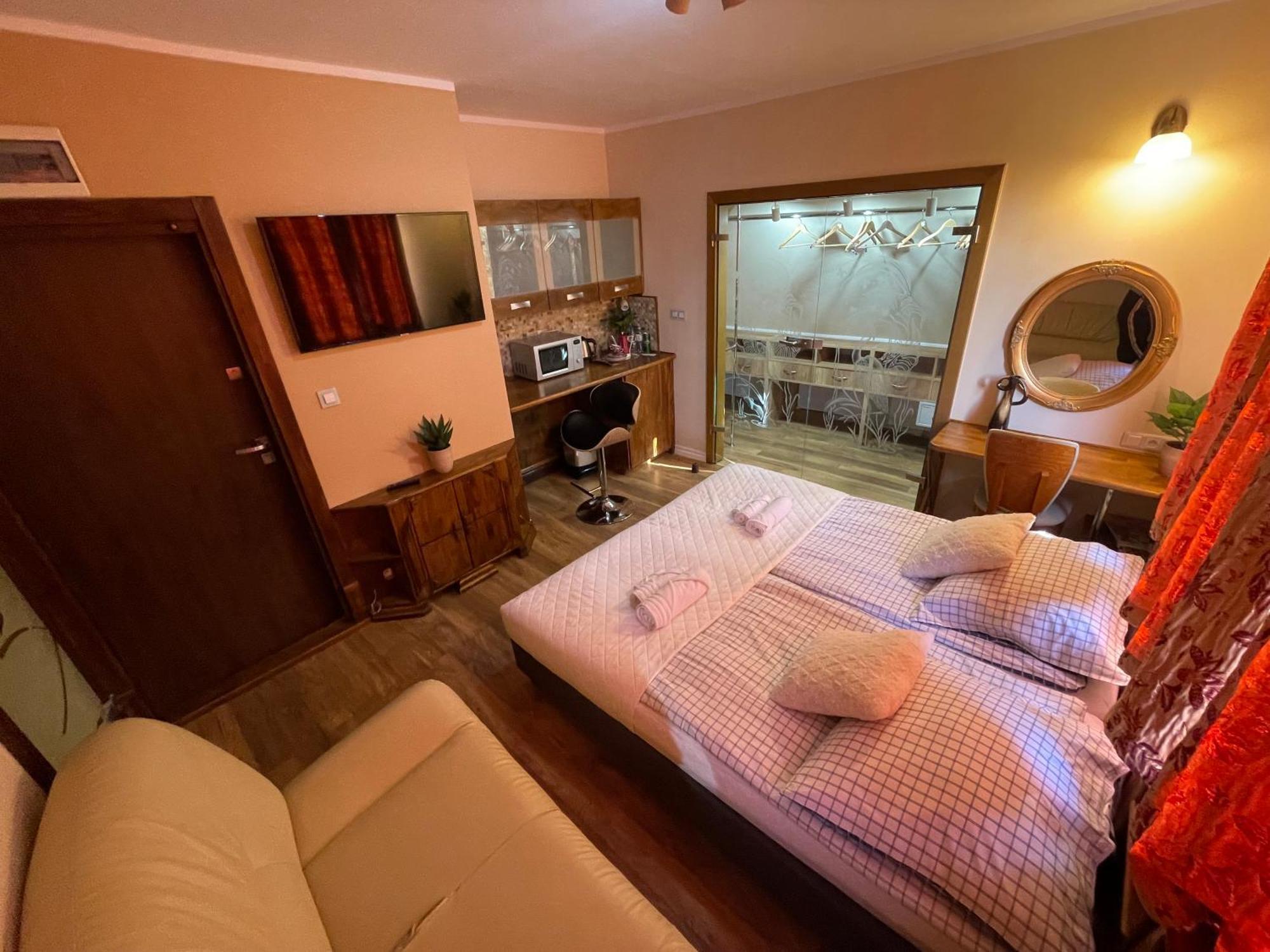 Dworek Oliwski Bed & Breakfast กดัญสก์ ภายนอก รูปภาพ